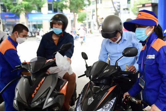 Giá xăng dầu thế giới tăng mạnh, Việt Nam lùi kỳ điều hành 4 ngày