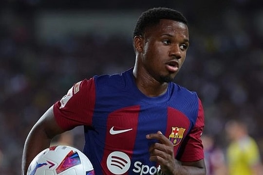 Tiền đạo từng được kỳ vọng giỏi hơn Messi bất ngờ rời Barcelona