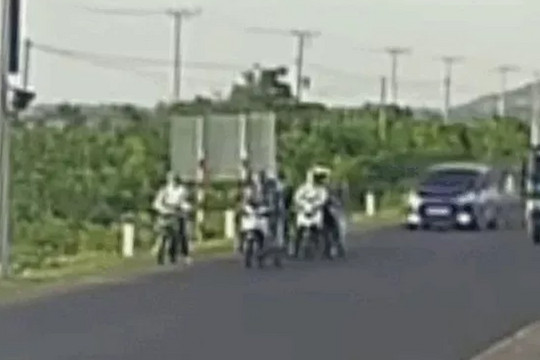 Ô tô 'điên' hất tung loạt xe máy đang dừng đèn đỏ trên quốc lộ 1A