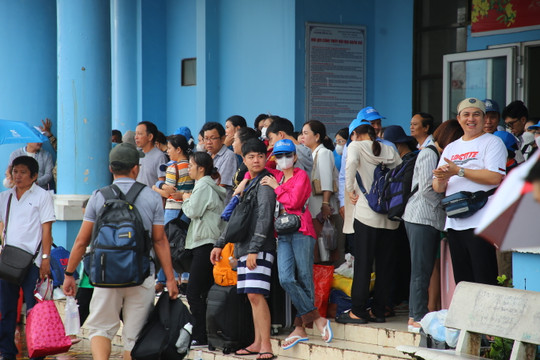 Tàu đi Phú Quốc, Nam Du tạm ngừng hoạt động, hàng trăm hành khách 'chôn chân' tại bến cảng