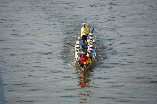 Du khách chen chân xem đua thuyền trên sông Hàn mừng Quốc khánh