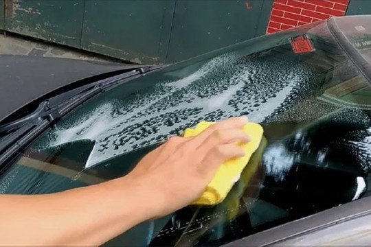 Cách làm sạch kính chắn gió ô tô