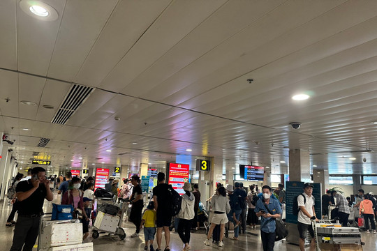 Sân bay Tân Sơn Nhất tấp nập trong ngày cuối nghỉ lễ