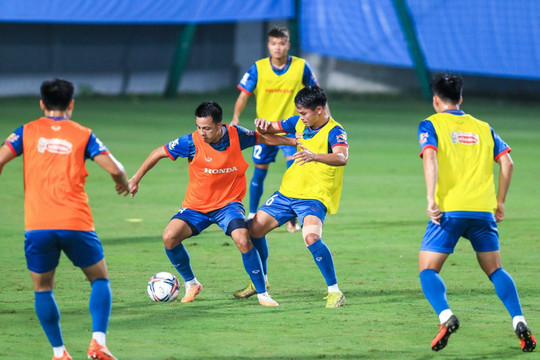 U23 và đội tuyển Việt Nam tăng cường tranh chấp và kiểm soát bóng trên sân