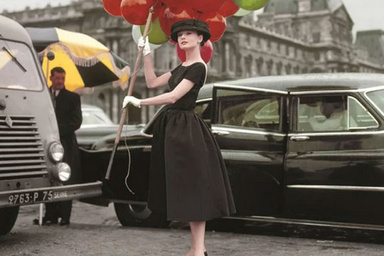 Hơn 60 năm nhìn lại, outfit của Audrey Hepburn trong "Funny Face" vẫn đẹp kinh điển
