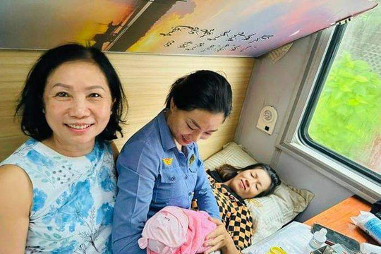 Nữ hành khách được nhân viên đường sắt hỗ trợ sinh con trên tàu