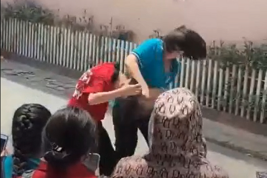 Vừa vào năm học mới, nữ sinh ở Nghệ An đã đánh nhau