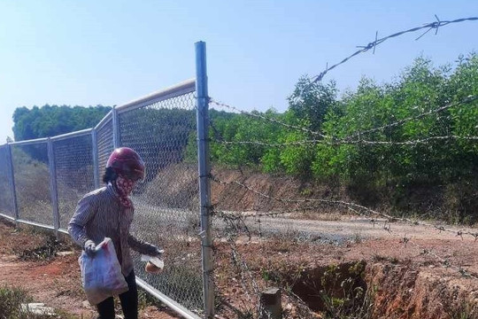 Người dân tháo hàng rào bảo vệ, an toàn cao tốc Cam Lộ - La Sơn bị 'uy hiếp'