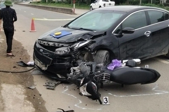 Hà Nội: Tìm nhân chứng vụ tai nạn giữa ô tô con và xe máy, 1 người tử vong