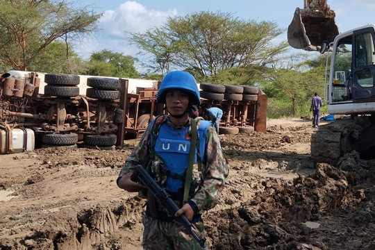 Lính 'mũ nồi xanh' Việt Nam vượt biên giới cứu xe của Liên hợp quốc gặp nạn