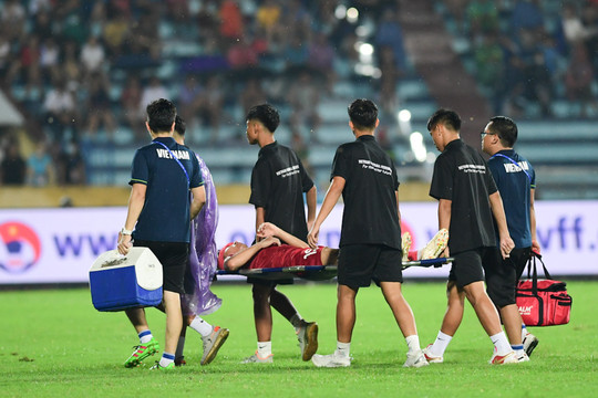 Hai cầu thủ đội tuyển Việt Nam đi cấp cứu trong trận giao hữu với Palestine