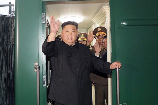 Ông Kim Jong-un đi tàu bọc thép tới Nga gặp ông Putin