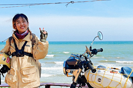 Cô gái 1m50 một mình lái mô tô xuyên Việt, tiết kiệm bằng cách ngủ nhờ