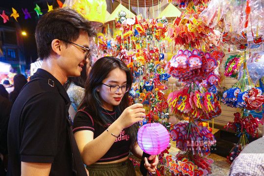 Phố lồng đèn lớn nhất TP Hồ Chí Minh nhộn nhịp khách