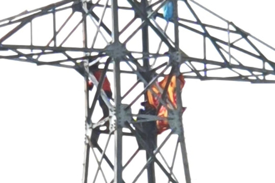 Hai người đàn ông ngồi vắt vẻo trên trụ điện cao hàng chục mét