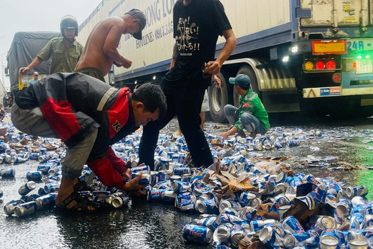 Người dân nhặt hàng nghìn lon bia rơi xuống đường giúp tài xế