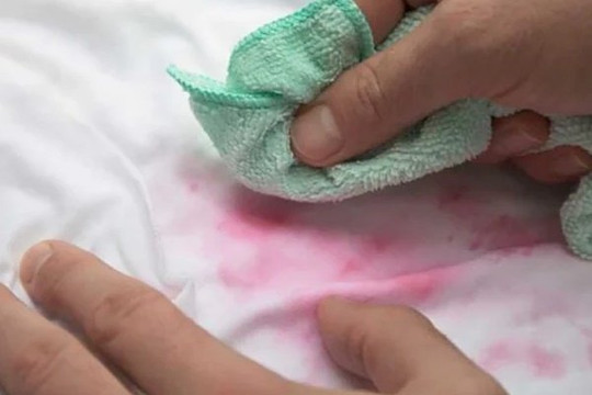 Cách xử lý khi áo sơ mi trắng dính vết trang điểm