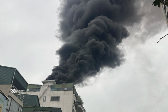 Cháy nhà 6 tầng ở Hà Nội, khói đen bốc cao hàng chục mét