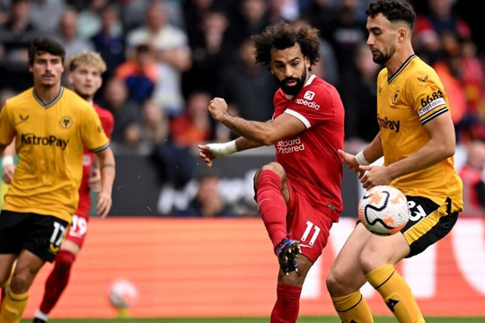 Salah tỏa sáng, Liverpool ngược dòng hạ Wolves