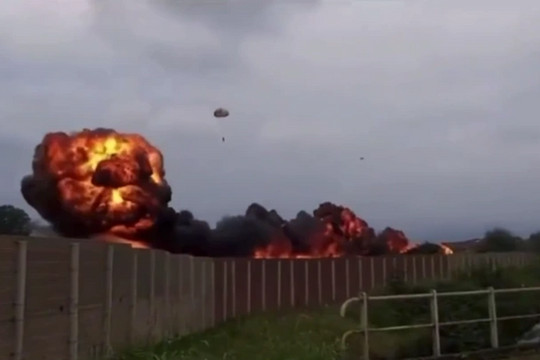 Khoảnh khắc máy bay Italy lao xuống đất, nổ tung như cầu lửa