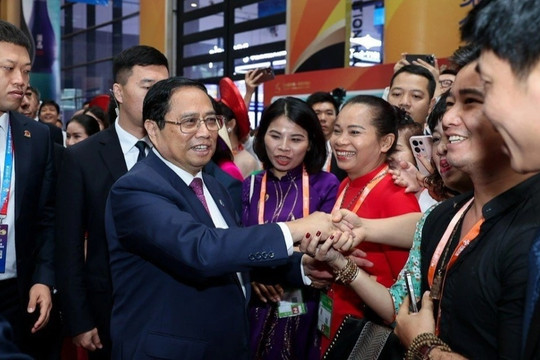 Người dân chào đón khi Thủ tướng tham quan hội chợ ở Trung Quốc