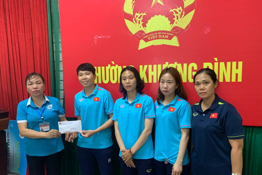 Tuyển nữ Việt Nam hỗ trợ gia đình các nạn nhân vụ cháy chung cư mini