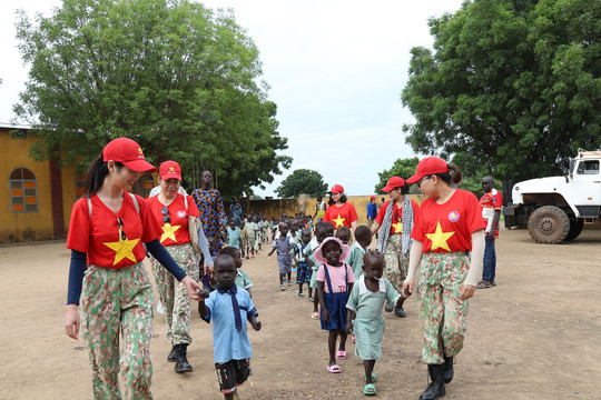 Lính mũ nồi xanh Việt Nam mang 'điều kỳ diệu' đến với trẻ em châu Phi