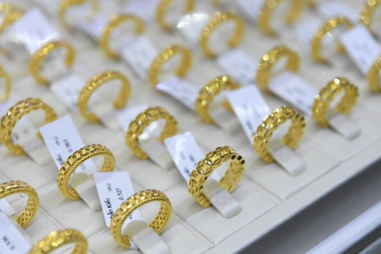 Điểm tin kinh doanh 21/10: Vàng SJC vượt mốc 71 triệu đồng/lượng, vàng nhẫn tăng sốc