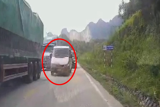 Tài xế xe khách vượt ẩu, 'chặn đầu' ô tô ngược chiều ở Tuyên Quang bị xử phạt