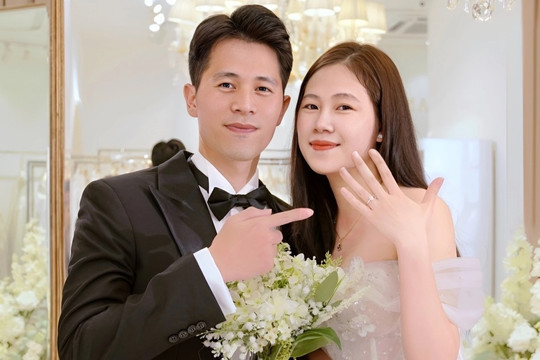 Vợ mới cưới xinh đẹp, yêu 8 năm của cầu thủ Trần Đình Trọng