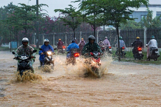 Mưa trắng trời, người dân Đà Nẵng chật vật trên phố ngập nước