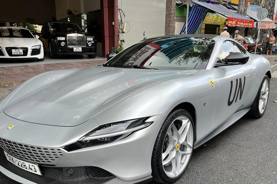 Siêu xe Ferrari Roma của ông Đặng Lê Nguyên Vũ bất ngờ xuất hiện trên phố