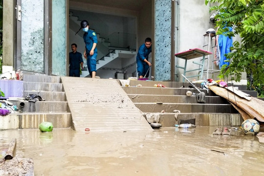 Khu dân cư ở Đà Nẵng ngập ngụa bùn đất sau mưa lớn