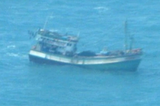 Cứu 10 thuyền viên bị chìm tàu trên biển
