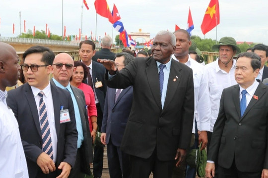 Chủ tịch Quốc hội Cuba thăm Di tích lịch sử Đôi bờ Hiền Lương - Bến Hải