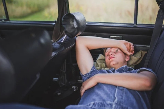 Dừng xe khi say rượu để ngủ có bị xử phạt?