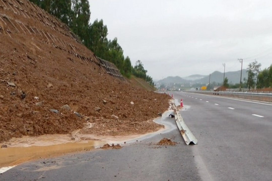 Bùn đất sạt xuống lòng đường cao tốc Nghi Sơn - Diễn Châu