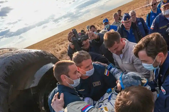 Ba phi hành gia trở về Trái đất sau hơn 1 năm mắc kẹt trong không gian
