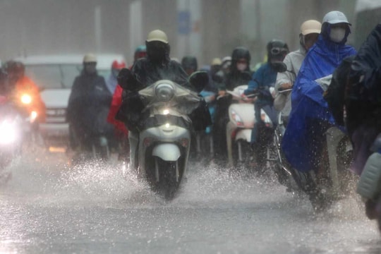 Mưa lớn trút nước ở Hà Nội, khắp ngả đường kẹt không lối thoát