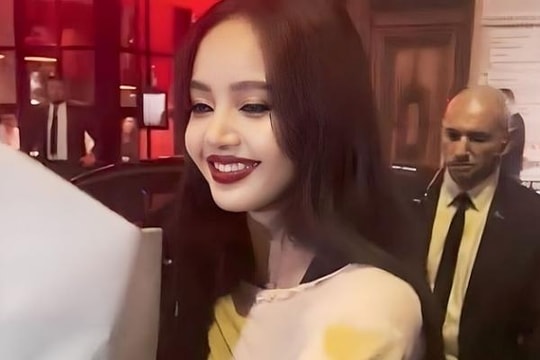 Cả nhà bạn trai tỷ phú đi xem Lisa (BlackPink) múa thoát y