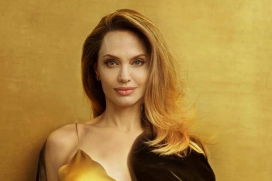 Angelina Jolie không thể sống thật là mình suốt một thập kỷ