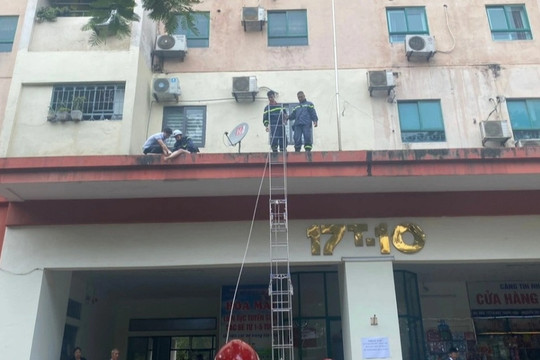 Cảnh sát giải cứu cô gái rơi từ tầng cao chung cư ở Hà Nội