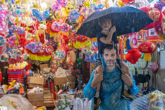 Hà Nội: Đang chơi Trung thu trời bất ngờ đổ mưa, bố mẹ ôm con tìm nơi trú