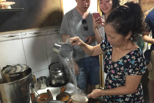 Tiết lộ khó tin của bà chủ quán cà phê 80 tuổi ở Sài Gòn