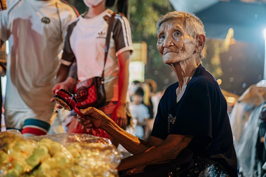 Cụ bà 102 tuổi ngày đêm bán hàng mưu sinh ở phố cổ Hà Nội