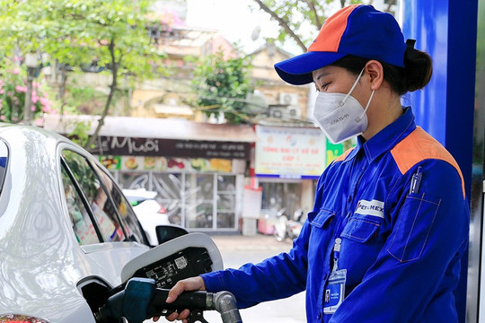 Giá xăng trong nước ngày mai có thể giảm mạnh