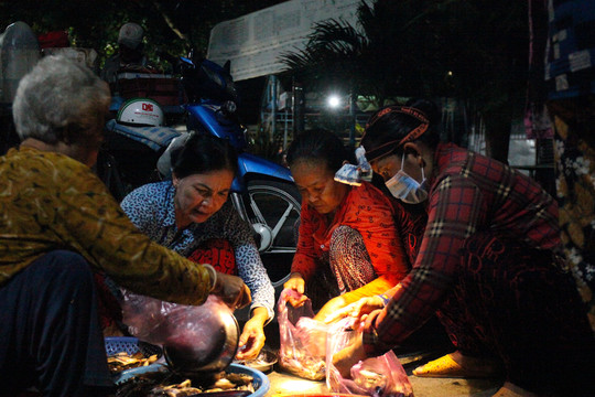 Mùa nước nổi về An Giang đi chợ 'ma' lúc nửa đêm