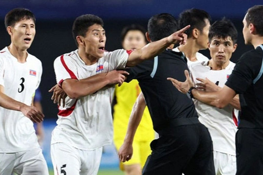 Cầu thủ Triều Tiên quây chặt trọng tài sau trận đấu tranh cãi với Nhật Bản