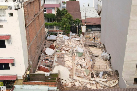 Vụ sập nhà 4 tầng ở TPHCM: Căn nhà kế bên đang bị nghiêng