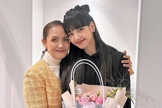 Bất ngờ trước thái độ của mẹ Lisa (BLACKPINK) khi con gái diễn ở câu lạc bộ thoát y